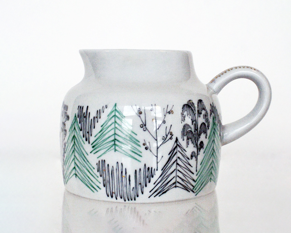 Молочник из сервиза «Лесной узор». 1964 год, ЛФЗ. Автор формы Бронислав Дмитриевич Быструшкин, автор росписи Антонина Николаевна Семёнова