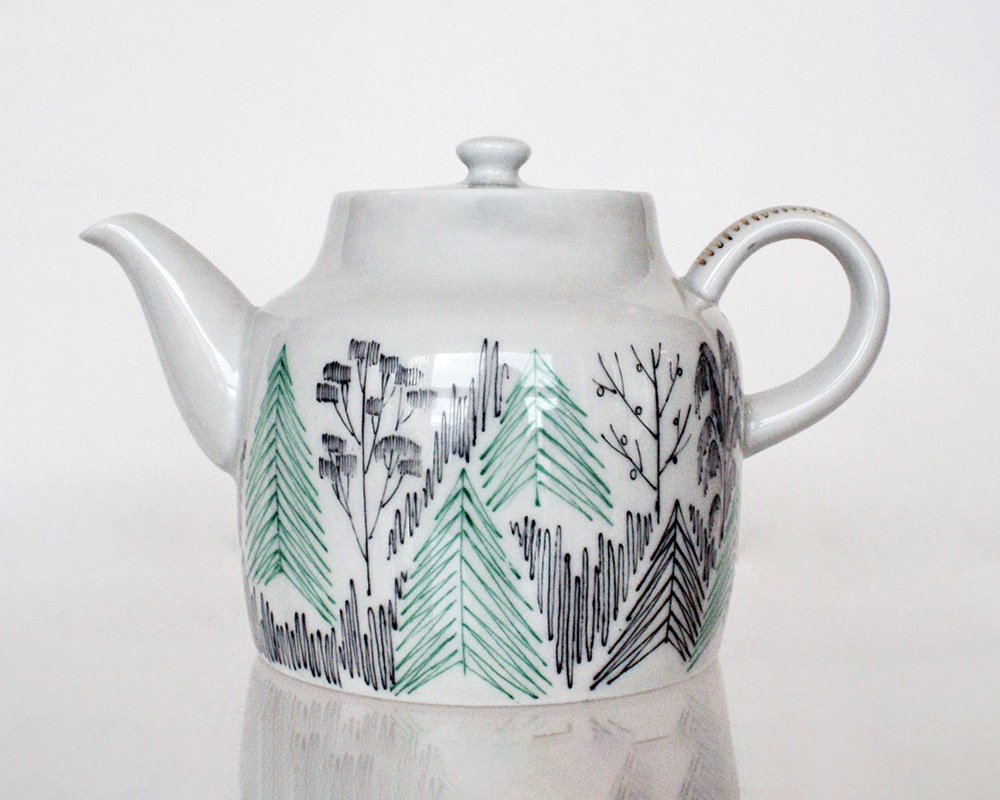 Чайник из сервиза «Лесной узор». 1964 год, ЛФЗ. Автор формы Бронислав Дмитриевич Быструшкин, автор росписи Антонина Николаевна Семёнова
