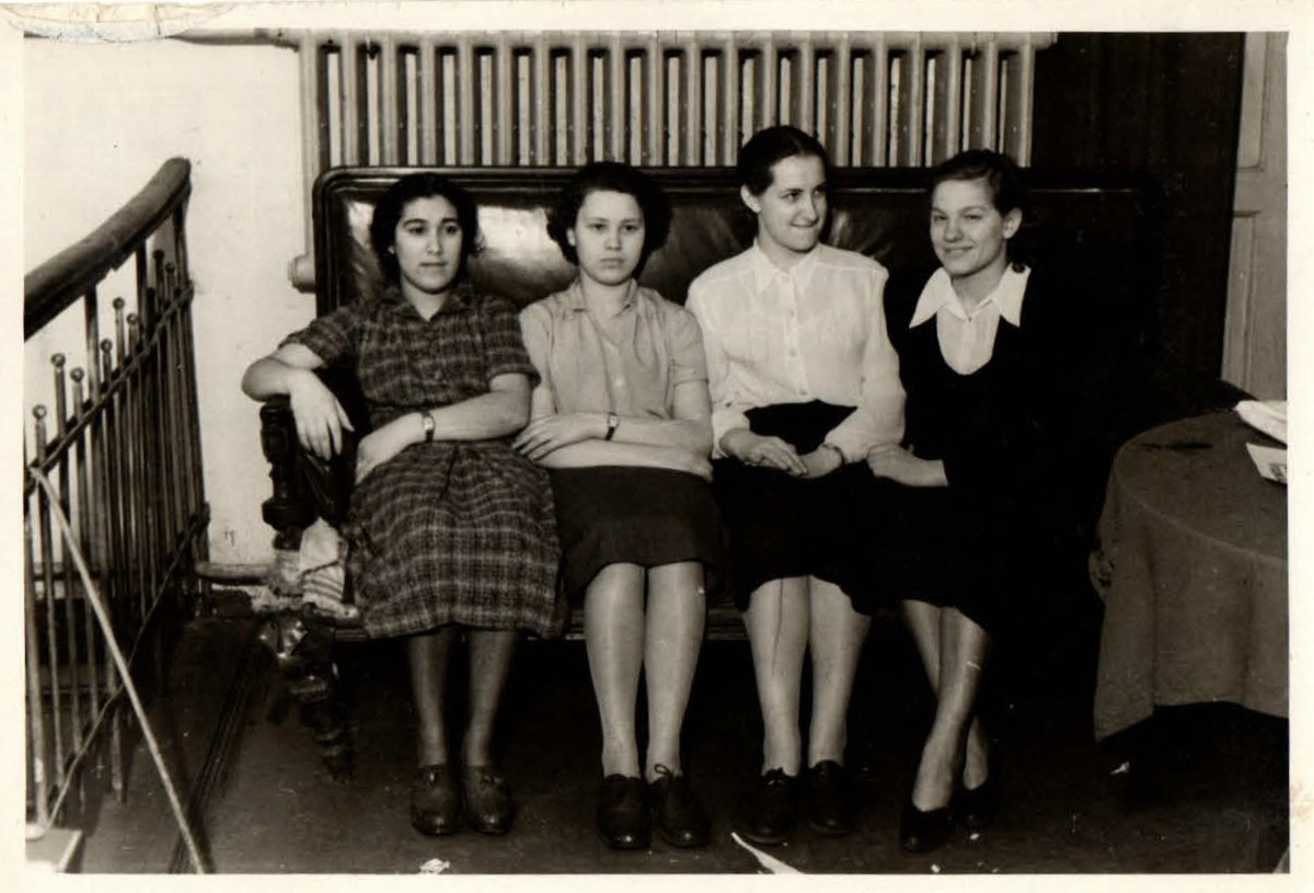 1954 год, ниже оборотная сторона фотографии