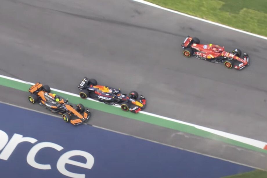 Ферстаппен выдавливает Норриса в четвёртом повороте / Кадр телетрансляции