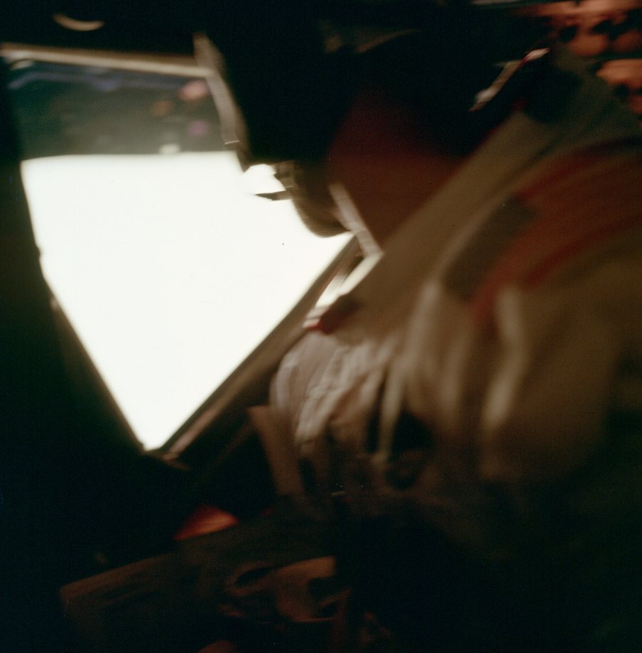 АС11-37-5532. Лунный модуль на Луне изнутри: фото размыто, недоэкспонировано и плохо оформленно. 