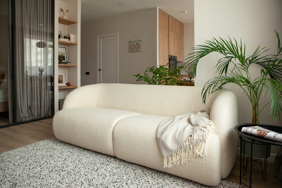 На фото: интерьер кухни-гостиной в квартире 64 кв.м в г. Екатеринбурге. В кадре диван Виенсо и кресло Пайл от divan.ru. Автор проекта и декоратор: дизайнер Алена Галкина; автор идеи и инвестор: Андрей Галкин