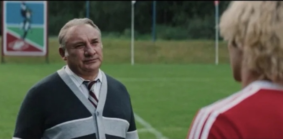 Николай Фоменко в роли Константина Бескова. Кадр из фильма "Федя. Народный футболист"