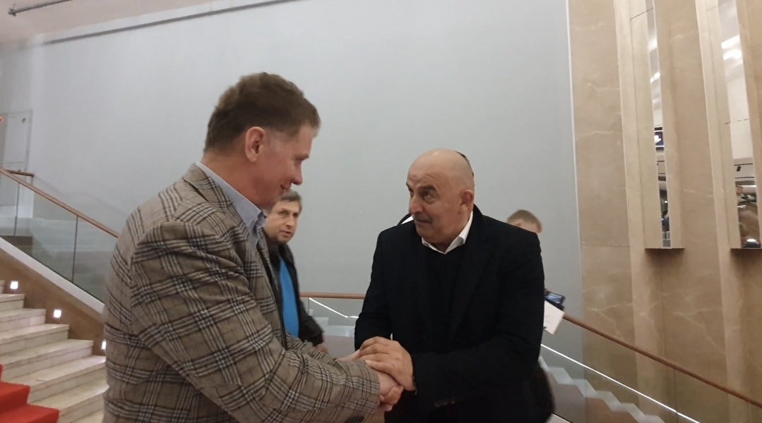 Станислав Черчесов благодарит "Валерия Лобановского" - Сергея Чудакова, который исполнил эту роль. Фото Артема Локалова