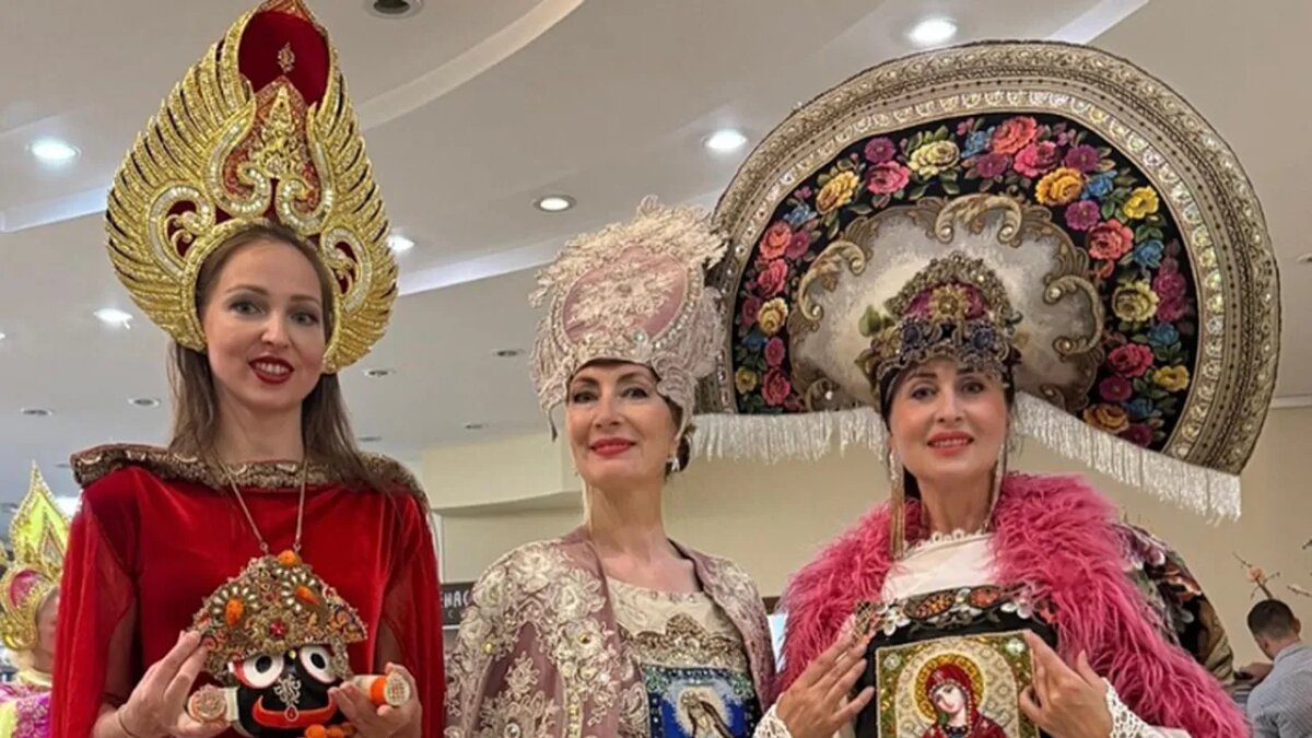    Платья с изображением иконы Богоматери.