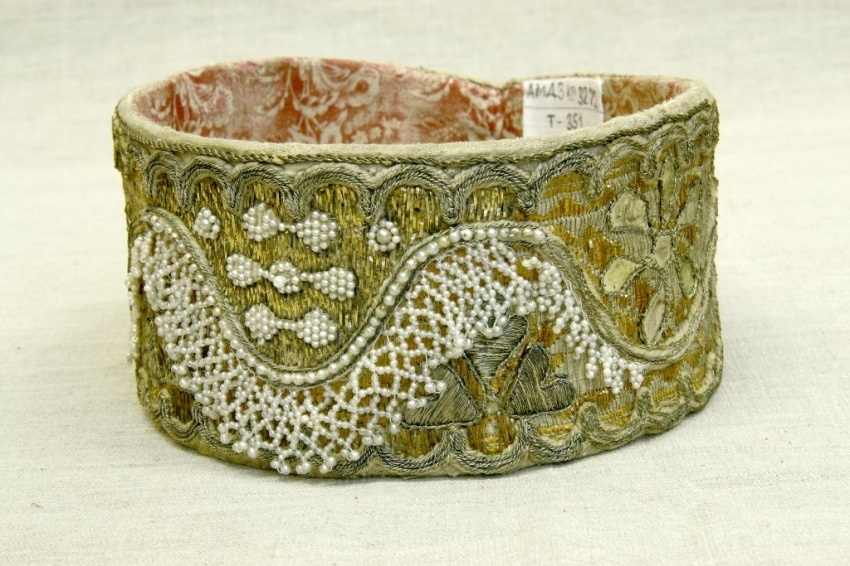 Конец ХIХ в. Олонецкая губ., Каргопольский уезд, Александровская волость, д. Часовенская. 

Ткань шелковая, ткань хлопчатобумажная, ситец, позумент, береста, серебро пряденое, бить, бусины, шнур металлический, фольга, шитье на руках 
Размеры, см.: высота 8,3
