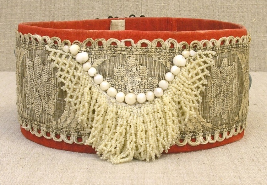 ХIХ в. 
Олонецкая губ., Каргопольский уезд

Позумент, кумач, бисер, плашки перламутровые, ткань шерстяная, ткань шелковая, шнур шерстяной, шитье на руках

Размеры, см.: высота — 8