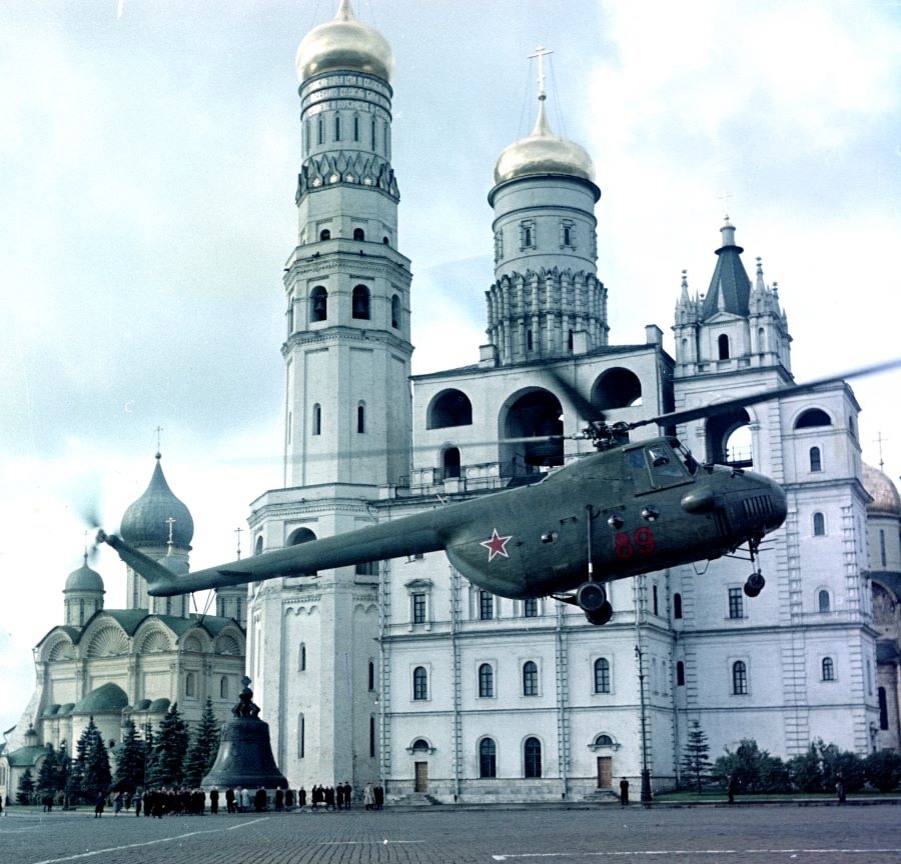 Посадка вертолета Ми-4 на Ивановской площади в Кремле. 1960 г.