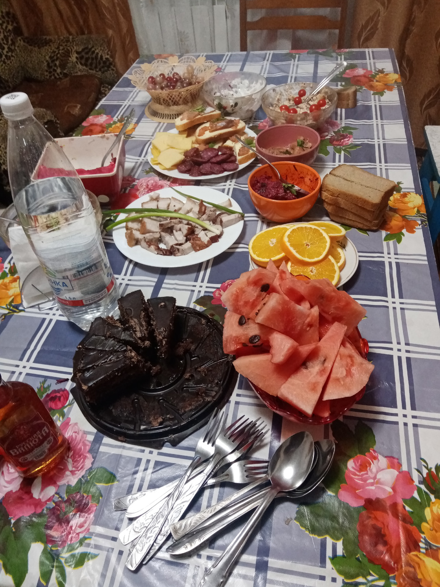 На горячее курица с картофелем, голубцы. 