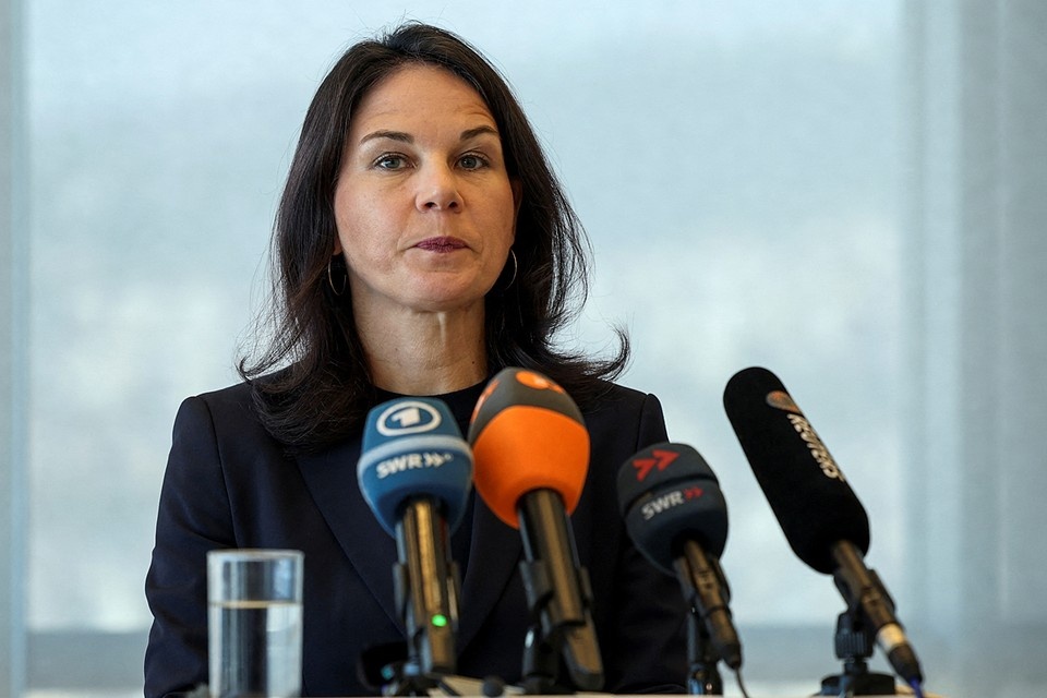    Немецкий МИД не давал комментариев до самого вечера, а журналисты принялись вычислять, кто так вызывающе проигнорировал Бербок REUTERS