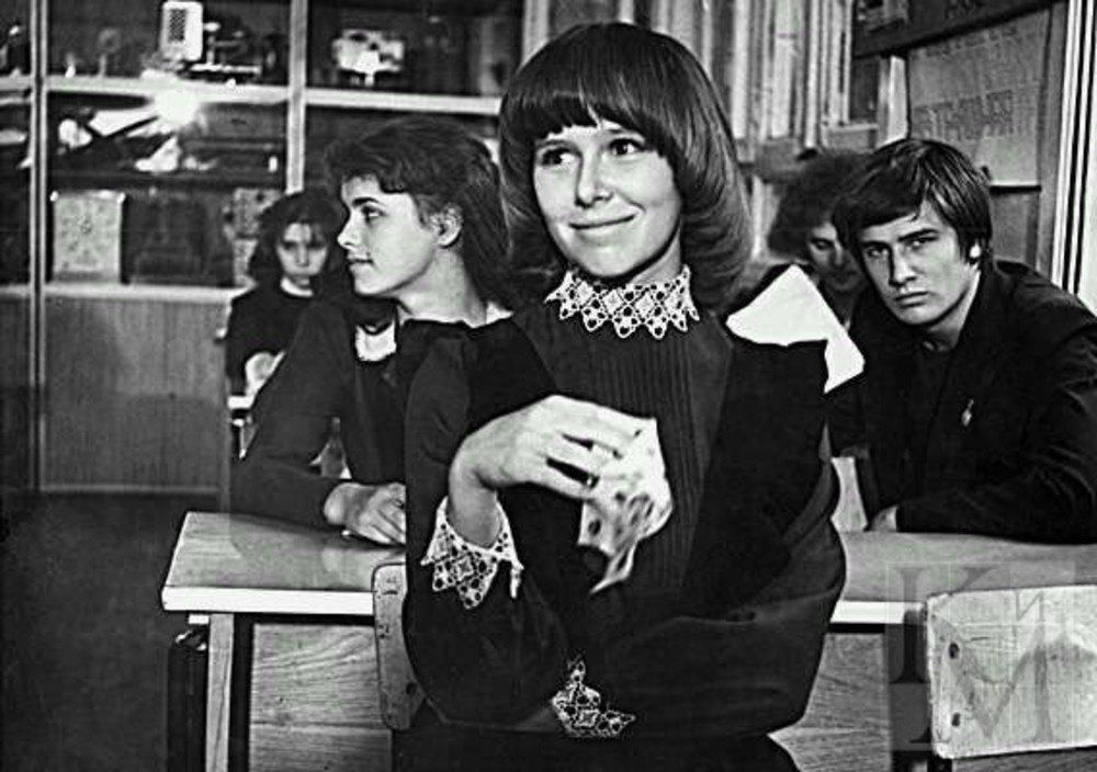 кадр из фильма "Школьный вальс" 1978 года, режиссёр Павел Любимов 