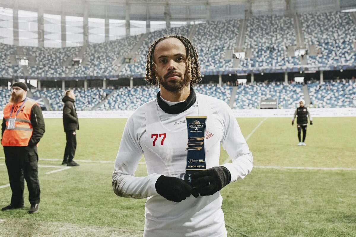 Тео Бонгонда с призом лучшего игрока матча в Нижнем Новгороде. Фото ФК Спартак