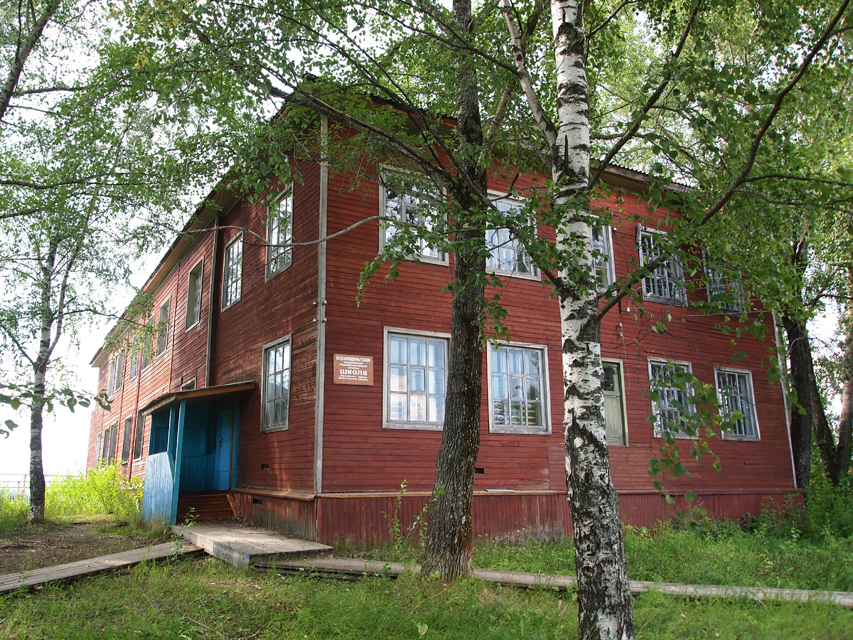 Здание Верхопаденьгской школы 