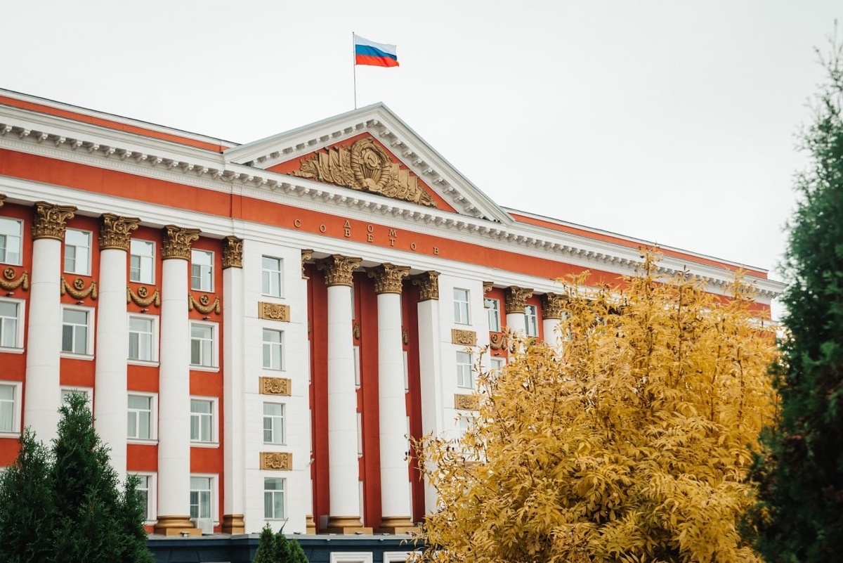    Более 1 млрд рублей выделено трудовым коллективам Курской области, оказавшимся в вынужденном простое