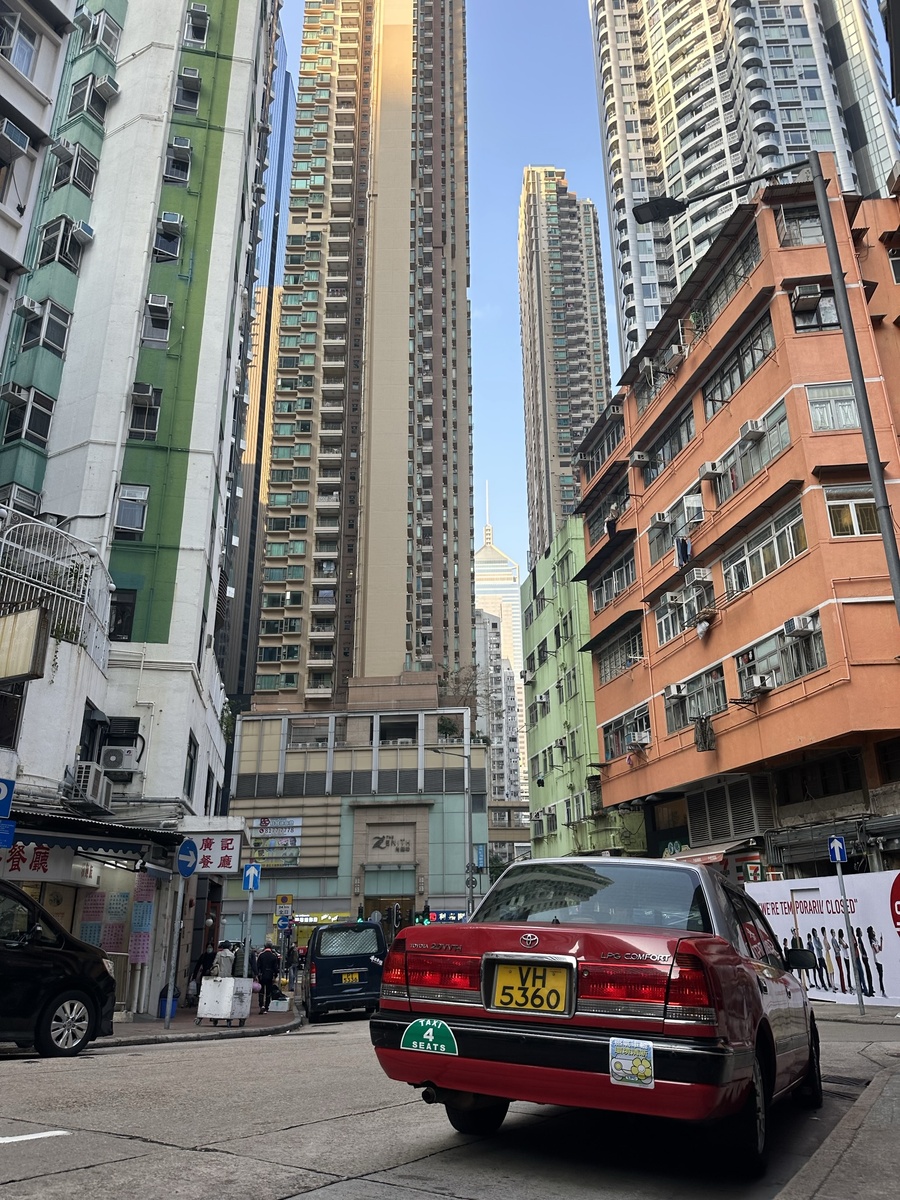 Так выглядит такси, кстати, их всего 3 цвета: красный, зеленый или синий, тариф зависит от цвета, автомобиль Toyota Comfort (модель YXS10)