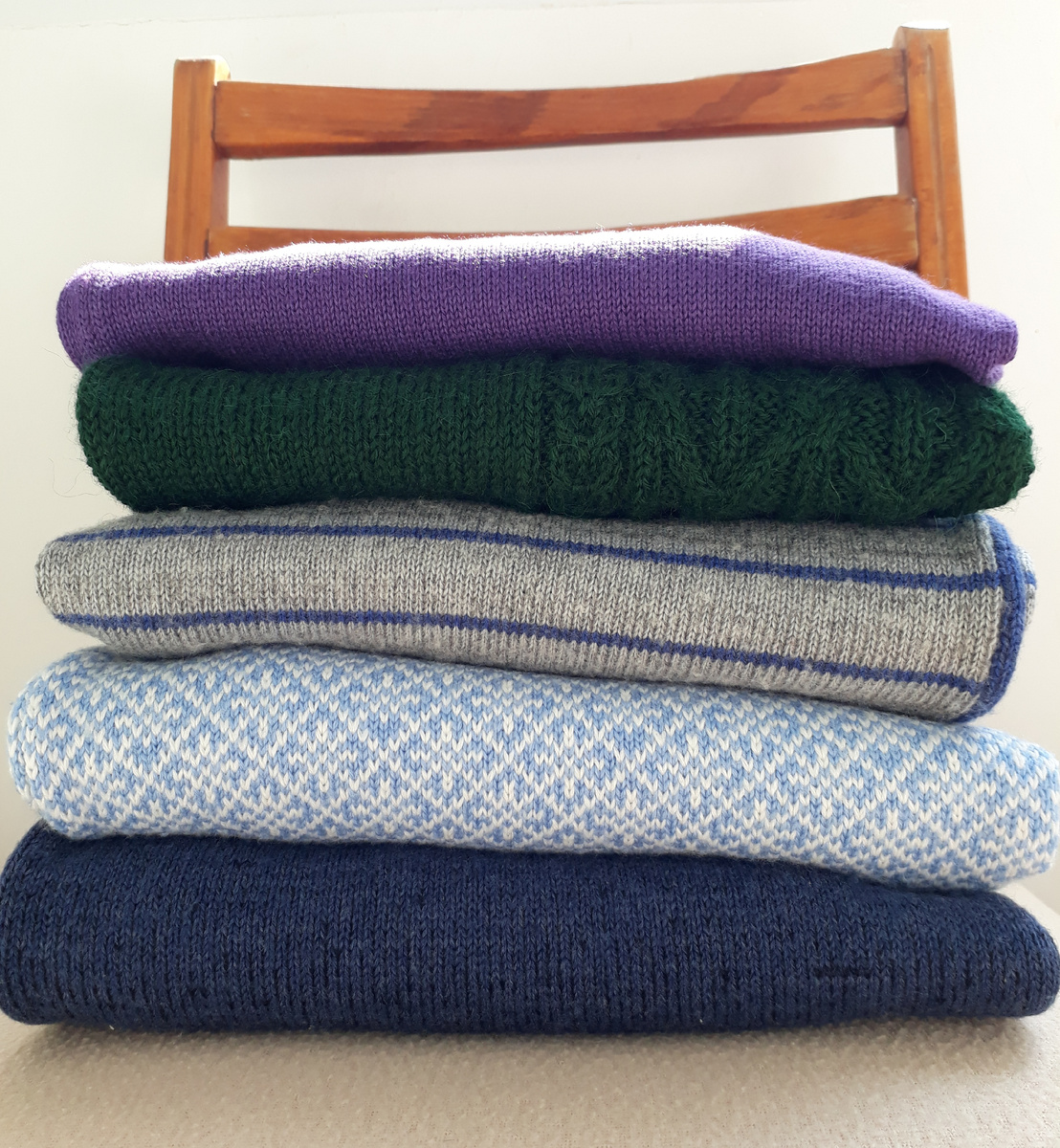 Работы автора за 2018 год для бывшего: синий свитер из мериноса на машине, жаккардовый джемпер на машине, мерносовый джемпер в полоску, шерстяной жилет с аранами и хлопковый сиреневый джемпер.