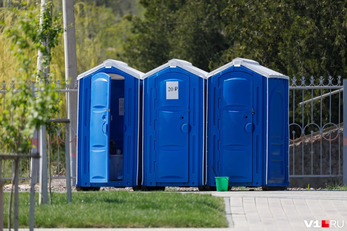 Cиние кабинки как новое переосмысление сельского туалета