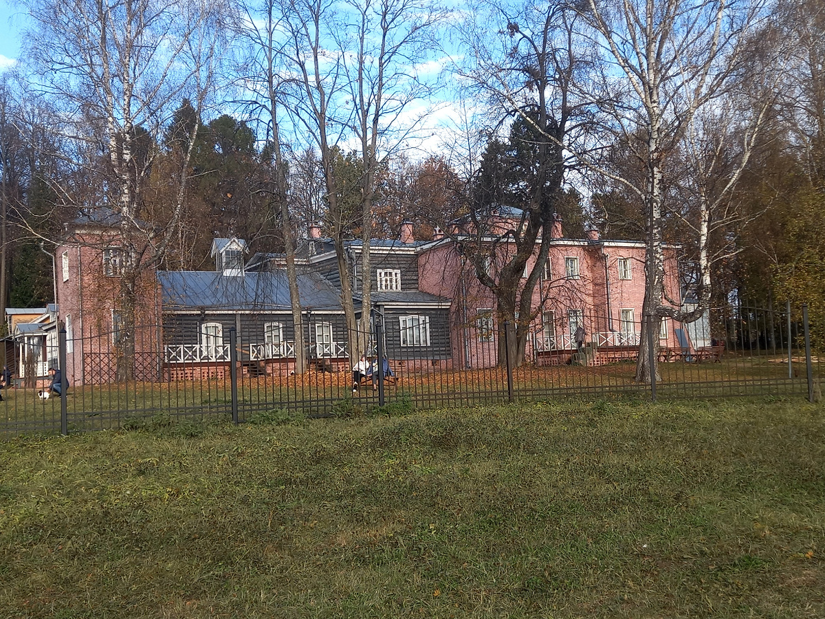 Главный дом в Мураново. Здесь и дальше - фото автора