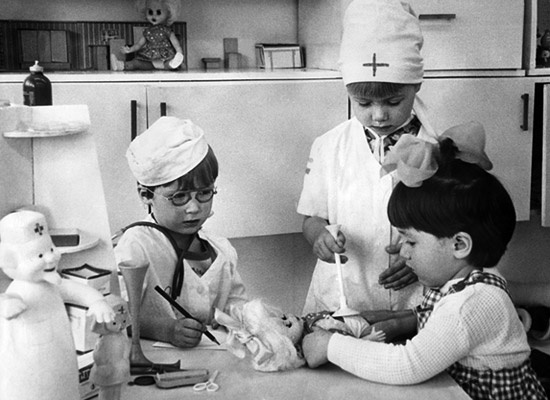 Интересно, а сейчас дети играют в больницы? Шьют ли мамы чепчики с красными крестами? Фото https://www.admomsk.ru.