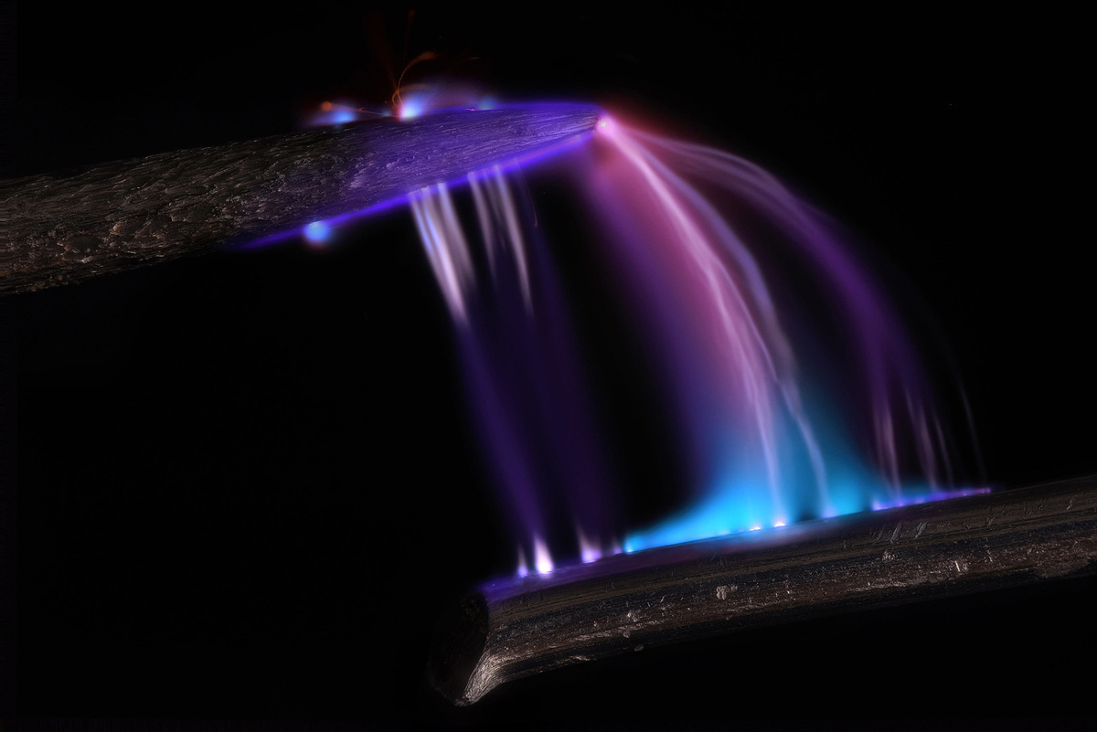     Электрическая дуга между контактной иглой и проводом с разницей потенциалов в 10 тысяч вольт Marcel Clemens / Nikon Small World 2024
