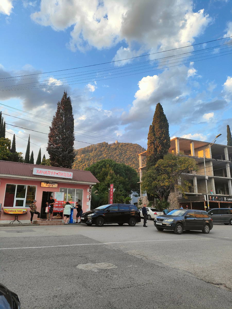 Башню Анакопийской крепости на вершине горы видно из любой точки Нового Афона