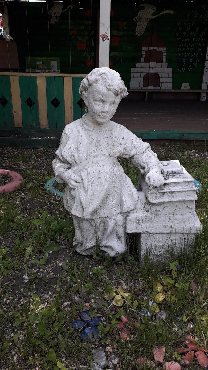 Владимир Ильич тоже, когда-то был ребёнком. Вот такая скульптура стоит во дворе детского сада, где я работала на заре своей профессиональной деятельности. Между прочим, здание благополучно функционирует с 1938 года.