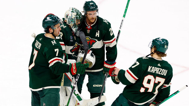    Игроки «Миннесоты» Кирилл Капризов (№ 97), Марк-Андре Флери (№ 29) и их партнеры по команде Брок Фабер (№ 7) и Юнас Бродин. Getty Images