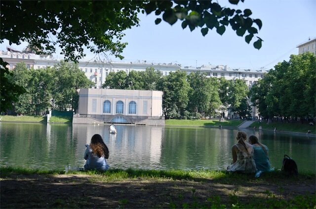    Патриаршие пруды. Фото:  www.globallookpress.com/ Komsomolskaya Pravda