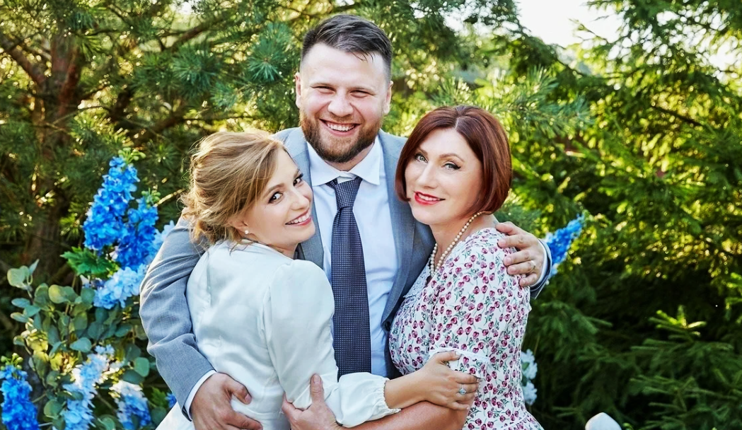 на фото Ксения Сябитова с мужем и мамой 
