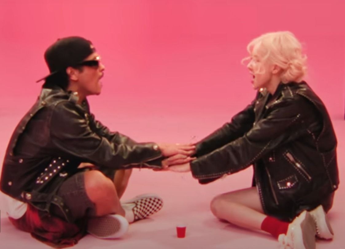 Бруно и Роузи показывают в клипе как нужно играть