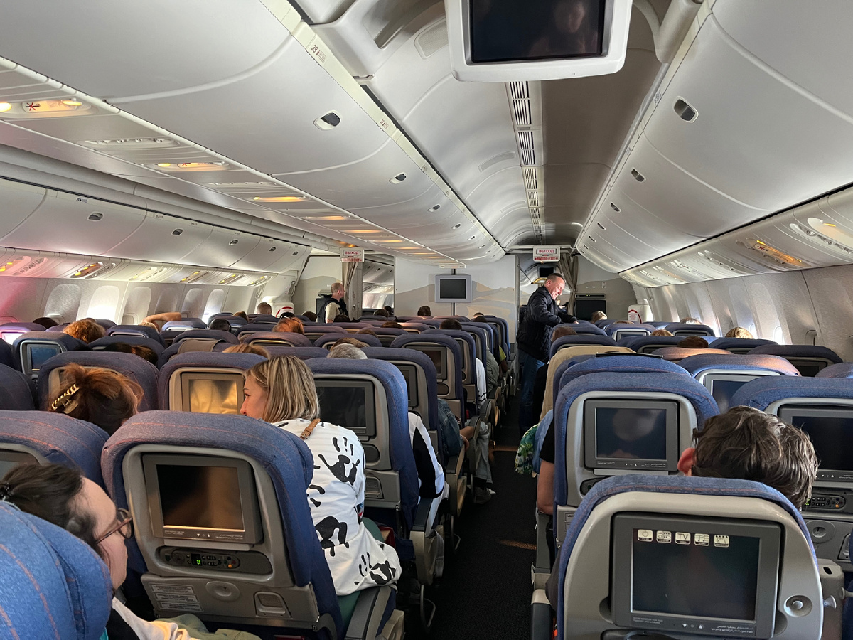 В салоне самолёта. Фото моё.
