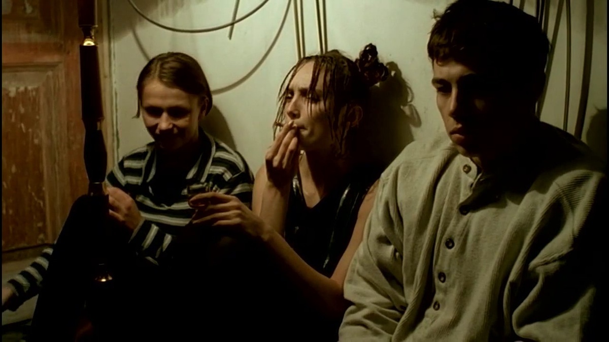 Герои фильма "Брат" не простыми сигаретками балуются, ой не простыми...