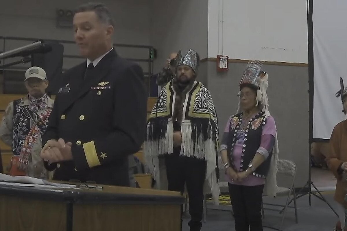    Командующий северо-западным регионом ВМС контр-адмирал Марк Сукато извиняется перед индейским народом тлинкитов за атаку на их деревню Ангун. @ Скриншот с YouTube-канала NBC News