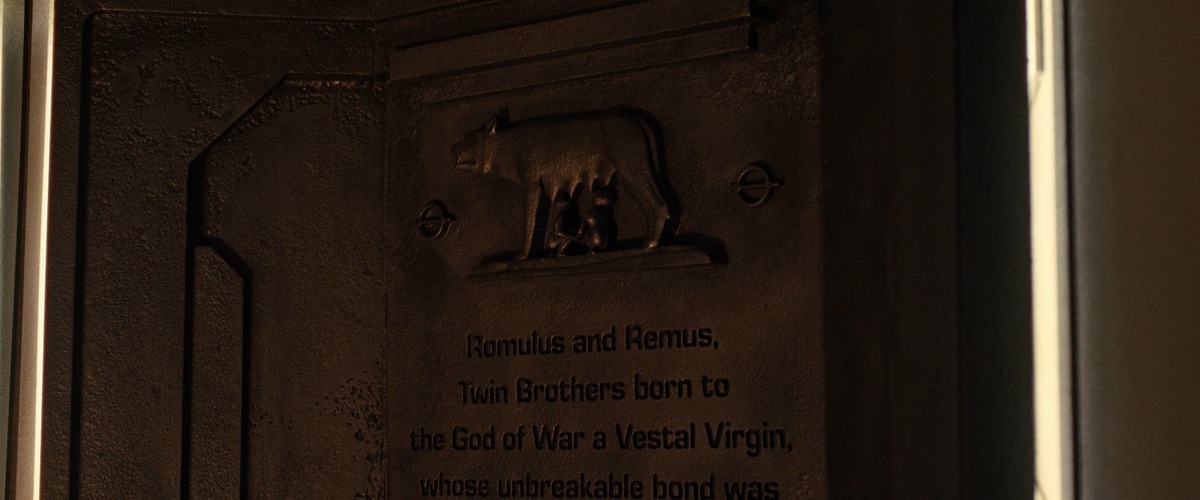 Ромул - это основатель Рима. Основание приключилось благодаря тому, что в борьбе за власть Ромул убил своего брата, Рема. Тема вяло, но аукается через сюжет. 