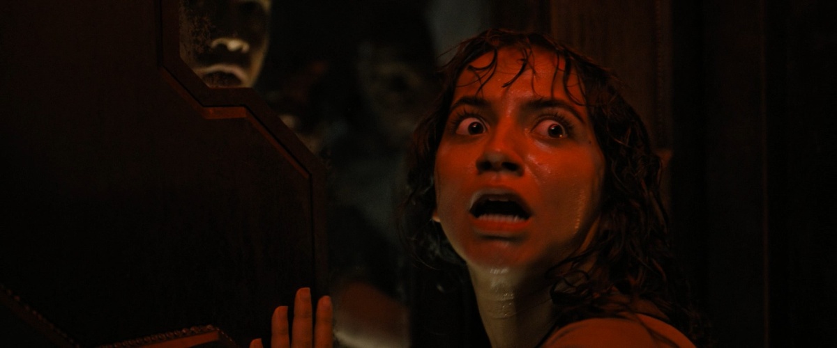 Неудачный год для Изабелы Мерсед. Сначала «Мадам Паутина», а теперь «Чужой», в котором вся её роль сводится к истеричному выпучиванию глаз. 