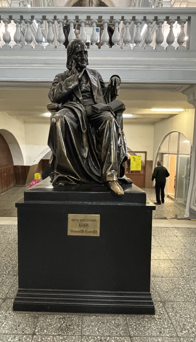 При входе в музей нас встречает академик Карл Максимович Бэр, крупнейший отечественный зоолог, директор музея (1828-1830). Его работы заложили основы эмбриологии, много нового внесено им и в ихтиологию, антропологию, географию. Памятник работы А.М. Опекушина, установлен в музее в 1890 году.