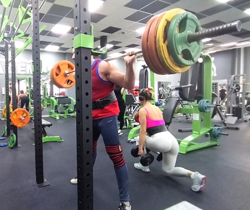 Присед со штангой эффективнее, чем выпады с гантелями, особенно для спины. Но девушка в кадр попала - загляденье 😄