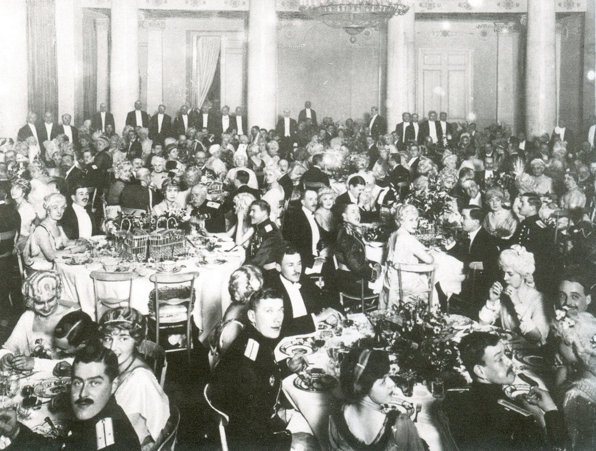 Бал цветных париков во дворце графини Елизаветы Шуваловой, С.-Петербург, 1914 год. 
