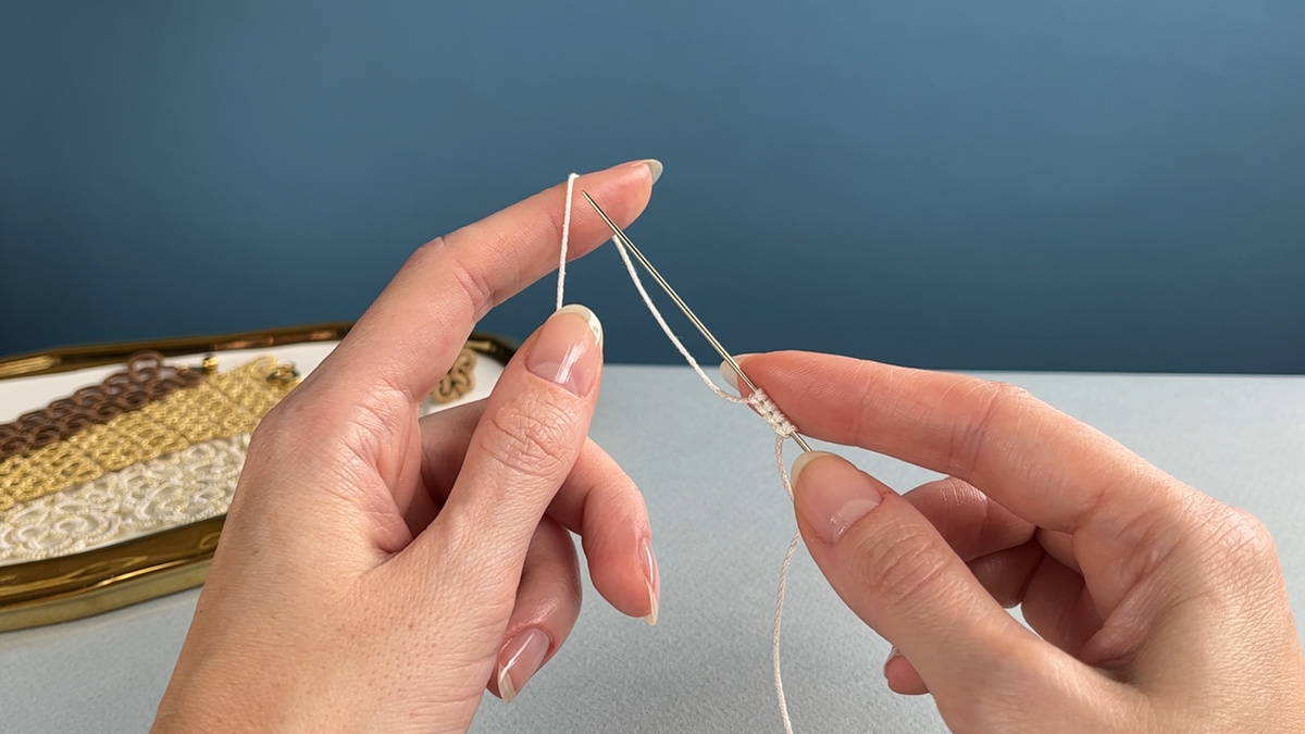 Выполнение двойного узла фриволите иглой
