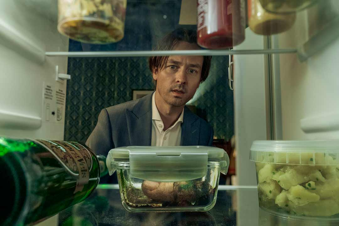 кадр из сериала "Убивать осознанно".