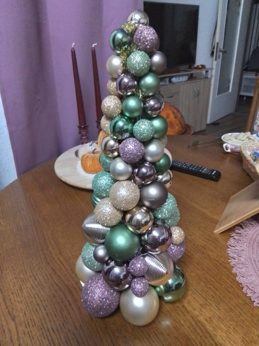 Вот такую маленькую, она сантиметров 50 всего, ёлочку из шариков, на стол.