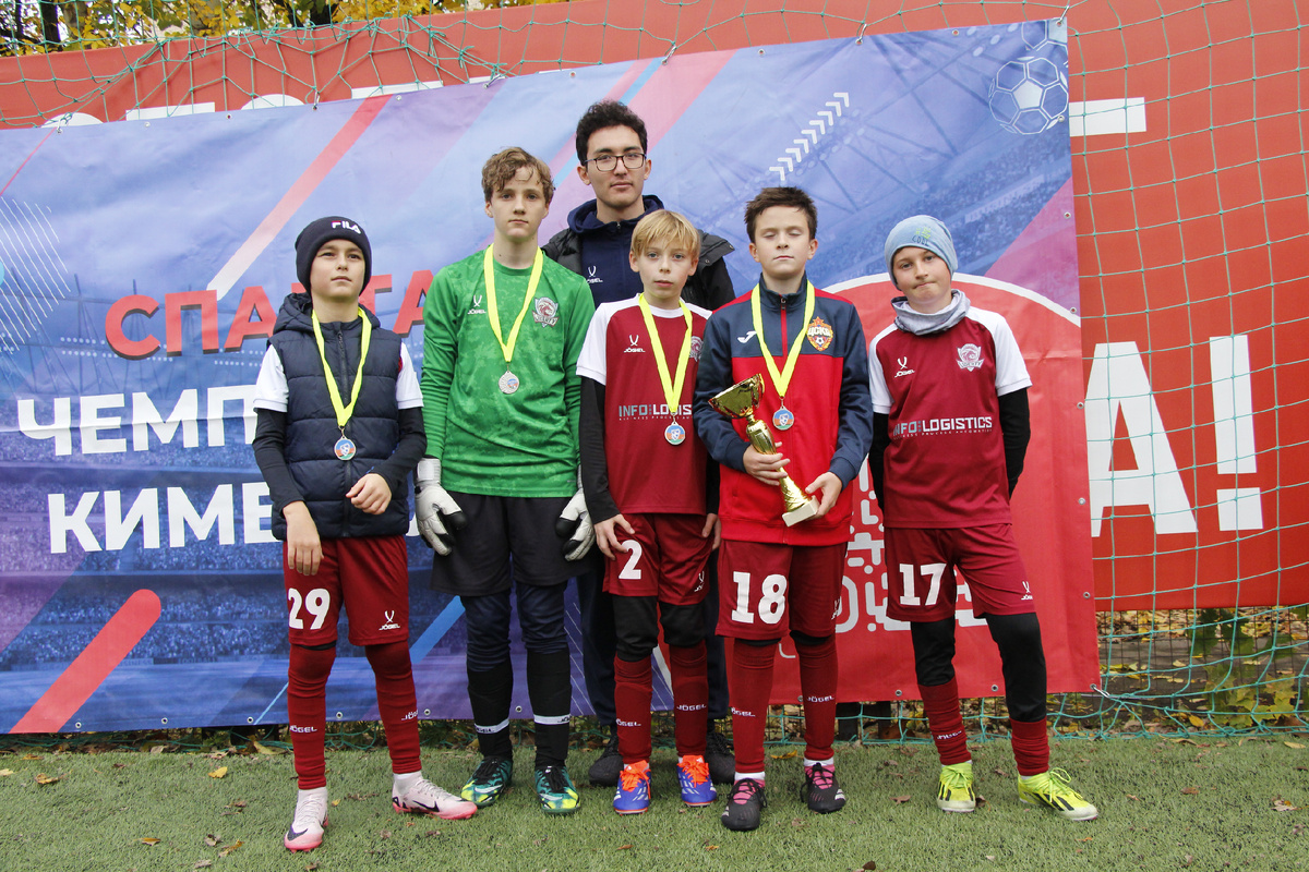 Команда Либерти 2012 года с серебряными медалями на осеннем турнире Кимберли
