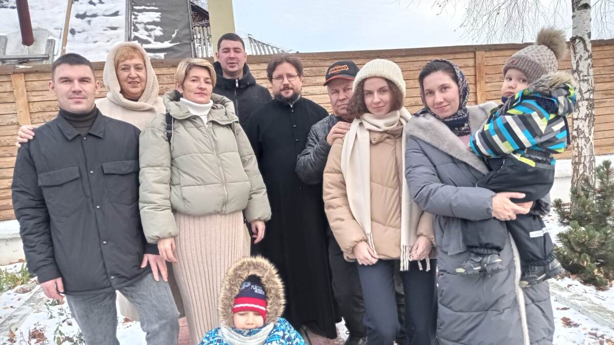 Слева направо : младший родной брат Роман, тётя Алла, родная сестра моей мамы, которая всегда маму поддерживала и помогала и моя мамуля❤ старший брат Влад, муж, дядя - муж тети Аллы, Валерия - двоюродная сестра💕💛💕