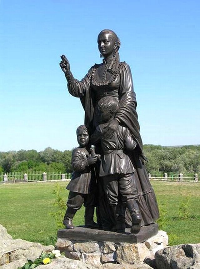 Памятник матери-казачке в станице Еланской Ростовской области
