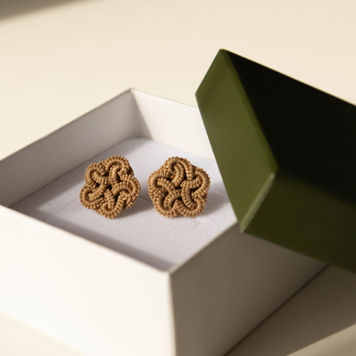 Серьги-гвоздики в технике фриволите