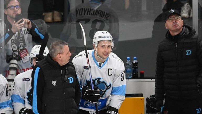    Вадим Шипачев (в центре) стал лучшим бомбардиром в истории КХЛ . photo.khl.ru