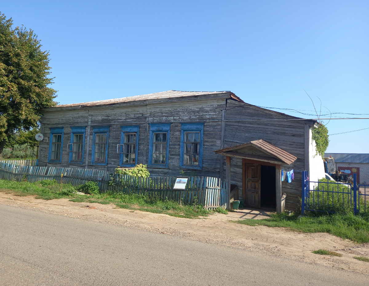 Жилой дом, бывшее здание городской управы. Построен в начале 20 века. Перед зданием была большая площадь, где проходили крупные мероприятия города и уезда. Фото автора.