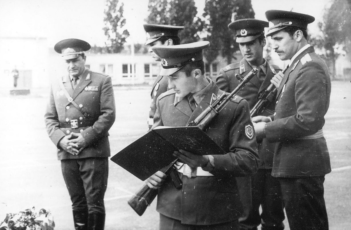 Командир гв.20МСД, генерал-майор Головнёв, на присяге в гв.67МСП...