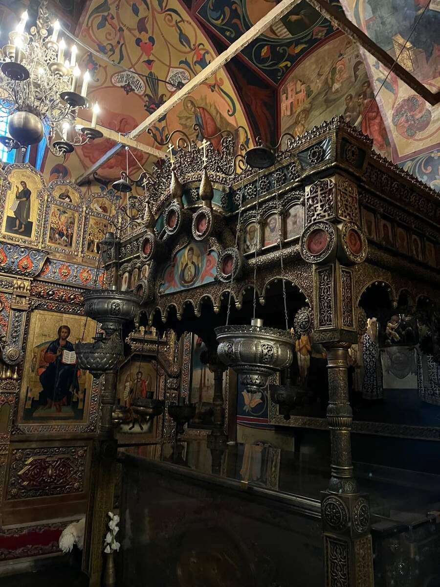 Это рака Василия Блаженного. Его захоронение находится глубоко под спудом. В раке мощей нет. Фото С. Спижевой