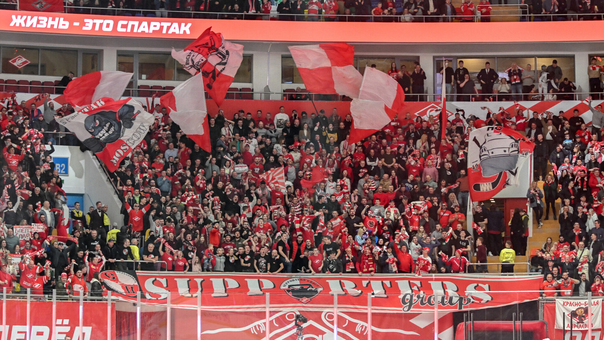 Фанаты красно-белых на спартаковской трибуне.